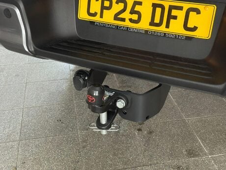 Toyota Hilux 2.8 D-4D-h Invincible X Auto 4WD Euro 6 4dr 18