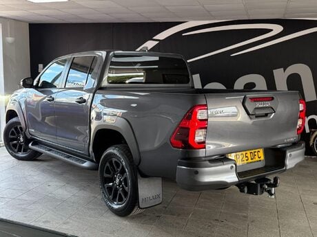 Toyota Hilux 2.8 D-4D-h Invincible X Auto 4WD Euro 6 4dr 20
