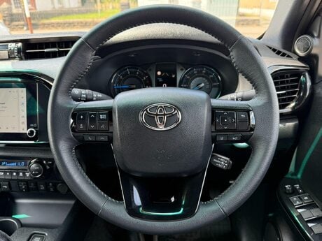 Toyota Hilux 2.8 D-4D-h Invincible X Auto 4WD Euro 6 4dr 31