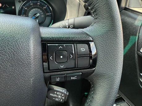 Toyota Hilux 2.8 D-4D-h Invincible X Auto 4WD Euro 6 4dr 32