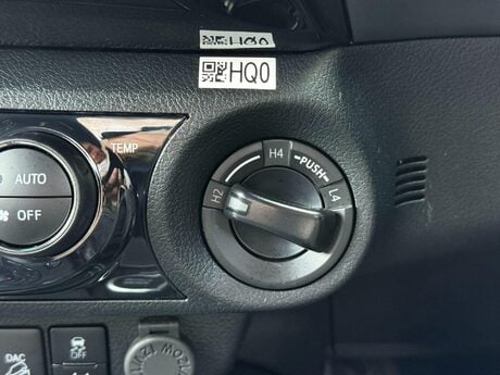 Toyota Hilux 2.8 D-4D-h Invincible X Auto 4WD Euro 6 4dr 40