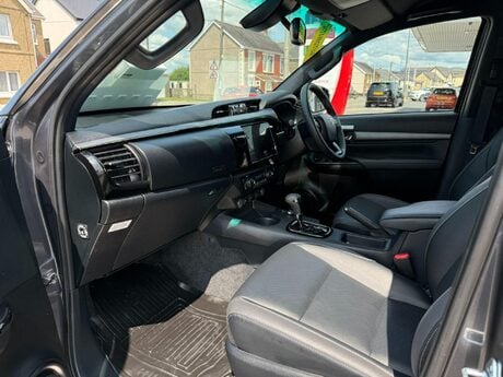 Toyota Hilux 2.8 D-4D-h Invincible X Auto 4WD Euro 6 4dr 48
