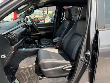 Toyota Hilux 2.8 D-4D-h Invincible X Auto 4WD Euro 6 4dr 49