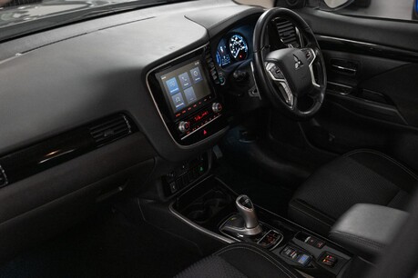 Mitsubishi Outlander Design Phev Cvt 29