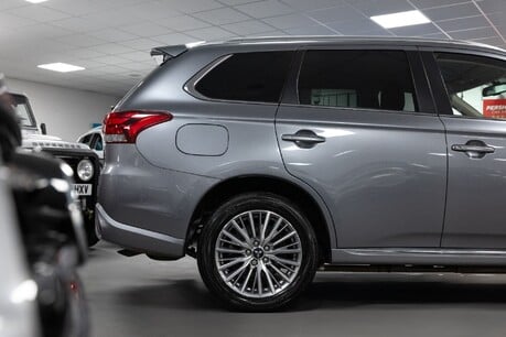 Mitsubishi Outlander Design Phev Cvt 9