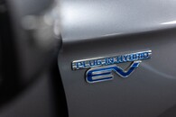 Mitsubishi Outlander Design Phev Cvt Image 10