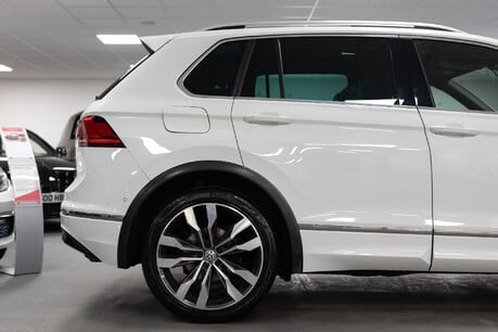 Volkswagen Tiguan R-Line Tech Tdi S- 9