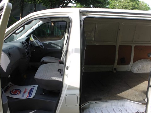 Toyota Hiace 2.5 D-4D 300 GS (Twin Rear Doors) 4dr 9