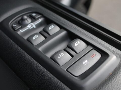 Land Rover Discovery 3.0 SD V6 HSE Auto 4WD Euro 5 5dr 30