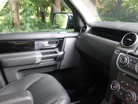 Land Rover Discovery 3.0 SD V6 HSE Auto 4WD Euro 5 5dr 52