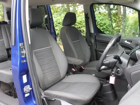 Ford Grand Tourneo Connect 1.6 TDCi Titanium Euro 5 5dr 29