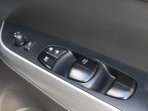 Nissan Navara 2.3 dCi Tekna 4WD Euro 6 (s/s) 4dr 17