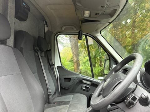 Renault Master 2.3 dCi 35 Business FWD MWB Medium Roof Euro 6 5dr 8