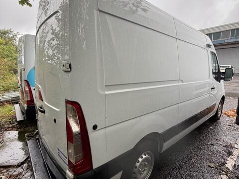 Renault Master 2.3 dCi 35 Business FWD MWB Medium Roof Euro 6 5dr 8
