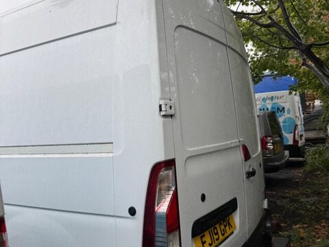 Renault Master 2.3 dCi 35 Business FWD MWB Medium Roof Euro 6 5dr 3
