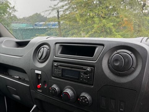 Renault Master 2.3 dCi 35 Business FWD MWB Medium Roof Euro 6 5dr 11
