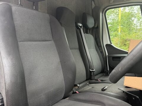 Renault Master 2.3 dCi 35 Business FWD MWB Medium Roof Euro 6 5dr 7
