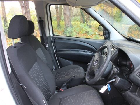 Vauxhall Combo 2017 combi van 14