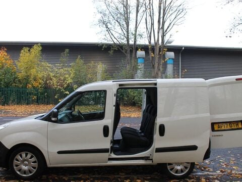 Vauxhall Combo 2017 combi van 11