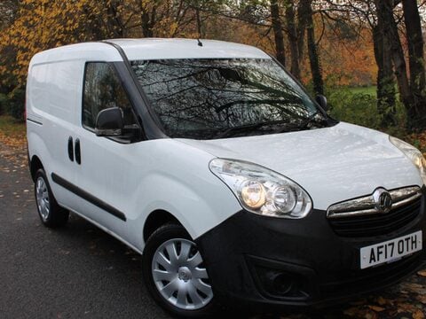 Vauxhall Combo 2017 combi van 1