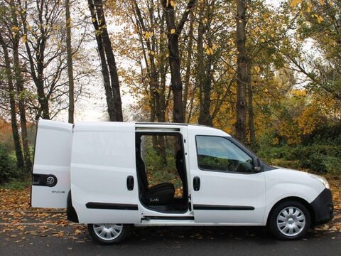 Vauxhall Combo 2017 combi van 10