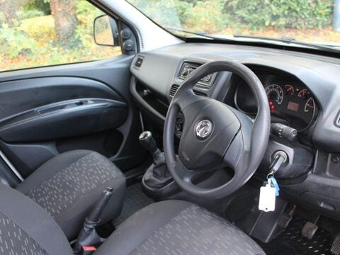 Vauxhall Combo 2017 combi van 13