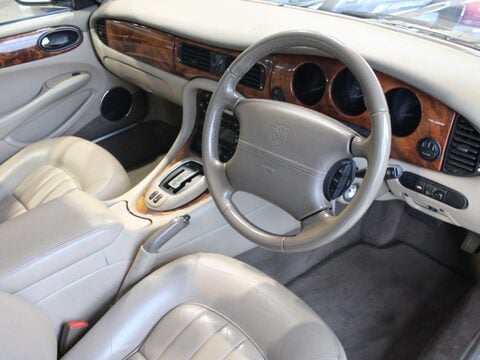 Daimler XJ LIMOUSINE 28