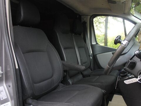 Renault Trafic 1.6 dCi ENERGY 29 Sport Nav LWB Standard Roof Euro 6 (s/s) 5dr 15