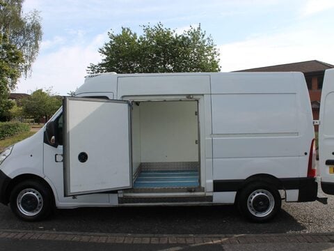 Renault Master 2.3 dCi 35 Business FWD MWB Medium Roof Euro 6 5dr 11