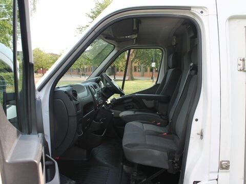 Renault Master 2.3 dCi 35 Business FWD MWB Medium Roof Euro 6 5dr 12