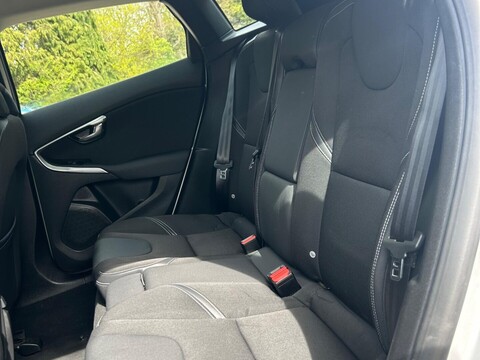 Volvo V40 2.0 D2 Momentum Nav Plus Euro 6 (s/s) 5dr 23