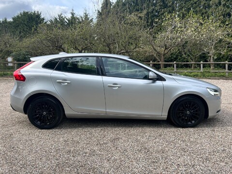 Volvo V40 2.0 D2 Momentum Nav Plus Euro 6 (s/s) 5dr 9