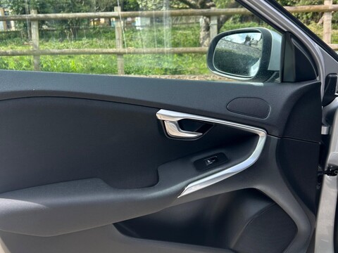 Volvo V40 2.0 D2 Momentum Nav Plus Euro 6 (s/s) 5dr 29