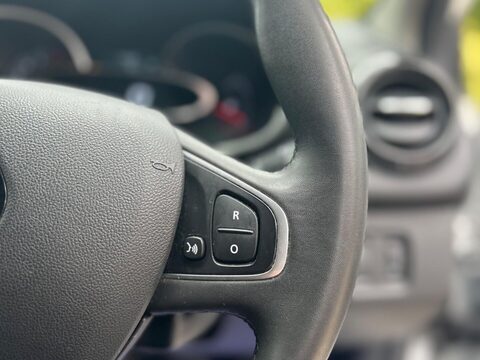 Renault Clio 0.9 TCe Iconic Euro 6 (s/s) 5dr 33