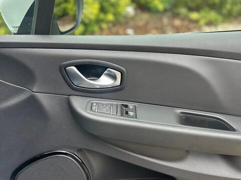 Renault Clio 0.9 TCe Iconic Euro 6 (s/s) 5dr 39