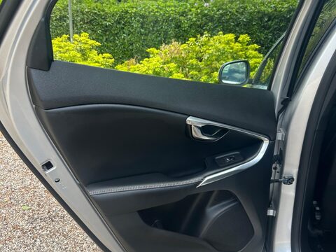 Volvo V40 2.0 T2 R-Design Nav Plus Euro 6 (s/s) 5dr 28