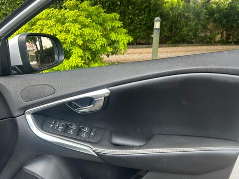 Volvo V40 2.0 T2 R-Design Nav Plus Euro 6 (s/s) 5dr 31