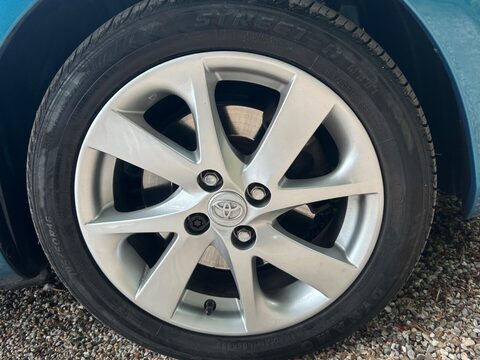 Toyota Yaris 1.5 VVT-h T Spirit CVT Euro 5 5dr 27