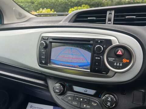 Toyota Yaris 1.5 VVT-h T Spirit CVT Euro 5 5dr 29