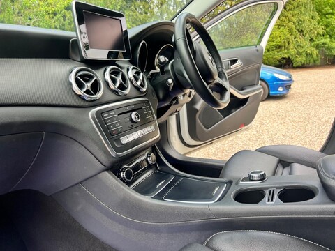 Mercedes-Benz GLA 1.6 GLA200 SE (Executive) 7G-DCT Euro 6 (s/s) 5dr 11