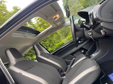 Volkswagen Up 1.0 High up! Euro 6 3dr 29