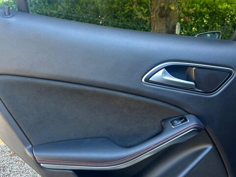 Mercedes-Benz GLA 2.1 GLA200d AMG Line 7G-DCT 4MATIC Euro 6 (s/s) 5dr 29