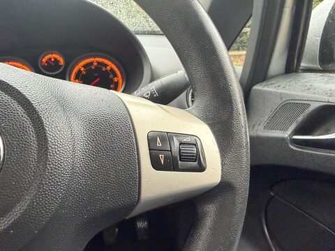 Vauxhall Corsa 1.2i 16v Club 3dr 15