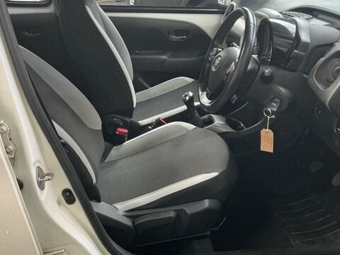 Toyota Aygo 1.0 VVT-i x-play Euro 6 5dr 11