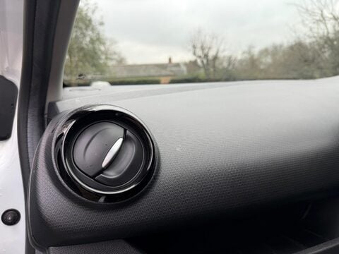 Renault Clio 0.9 TCe Iconic Euro 6 (s/s) 5dr 21