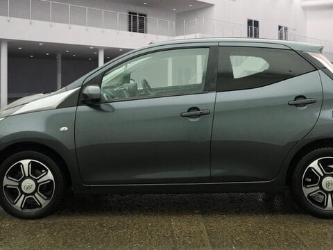 Toyota Aygo 1.0 VVT-i x-clusiv Euro 6 5dr 3