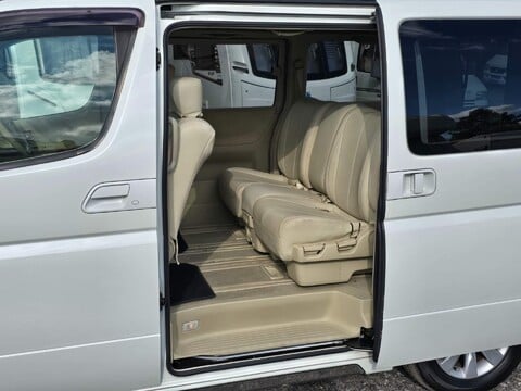 Nissan Elgrand 29