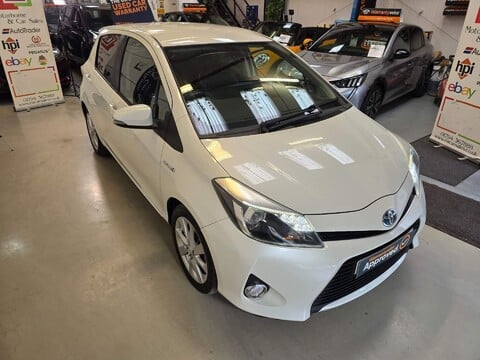 Toyota Yaris T SPIRIT HYBRID 13