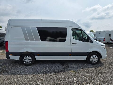 Mercedes-Benz Sprinter Stealth Camper 7