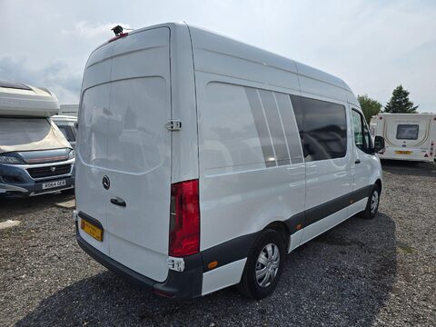Mercedes-Benz Sprinter Stealth Camper 8